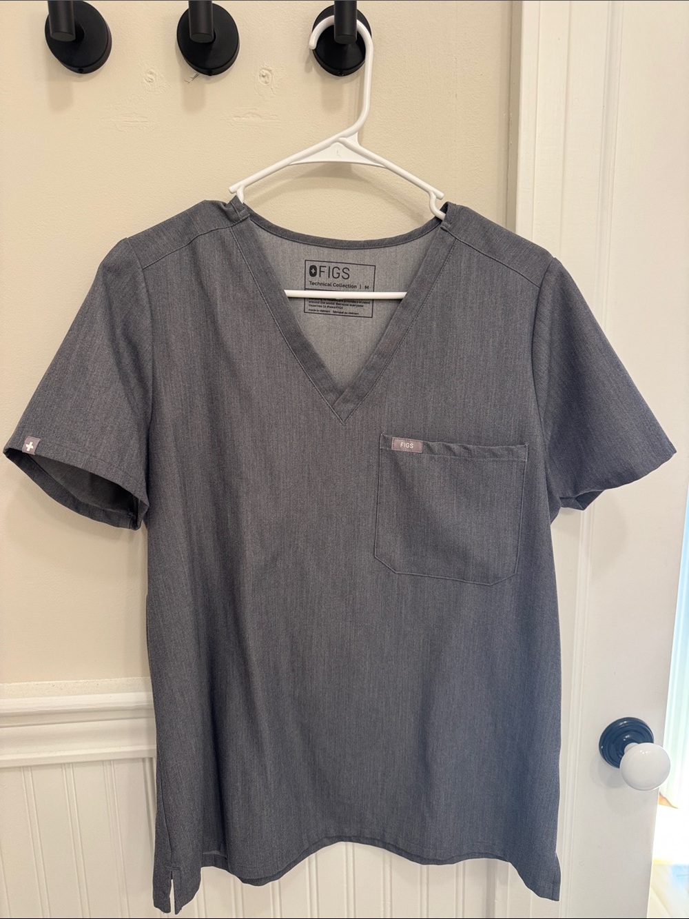 Figs Men’s V-Neck Short Sleeve Scrub Top in Charcoal